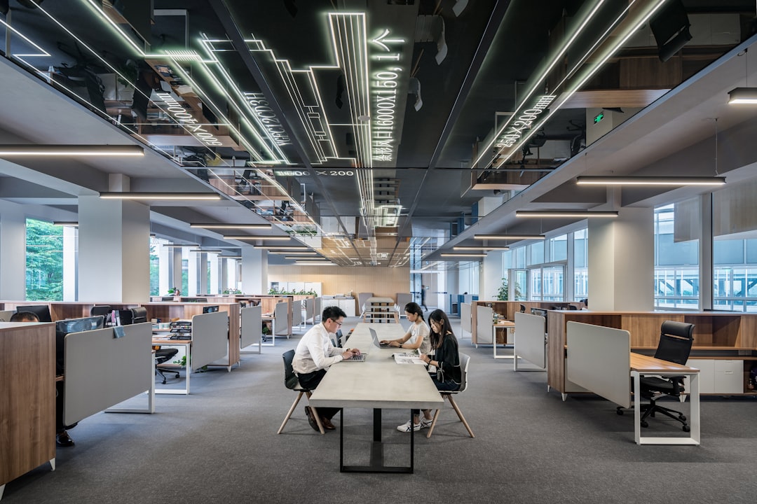 迪高金属隔断与玻璃隔断系统：材质工艺与适用场景对比