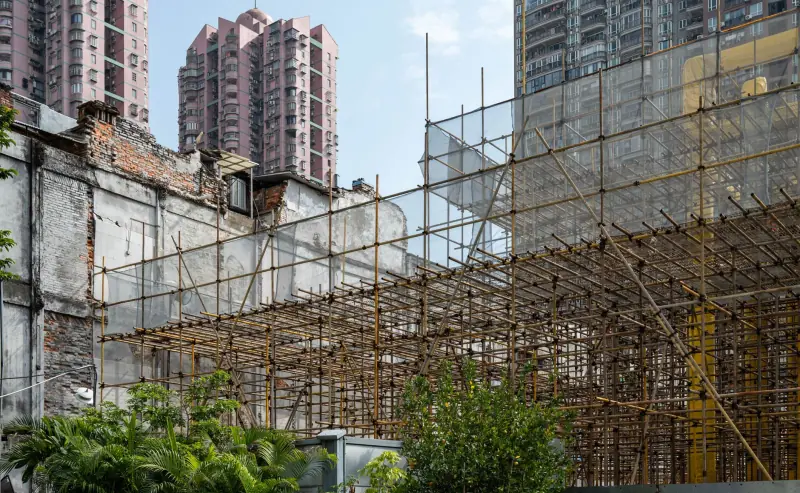 迪高金属隔断与玻璃隔断系统:材质工艺与适用场景对比