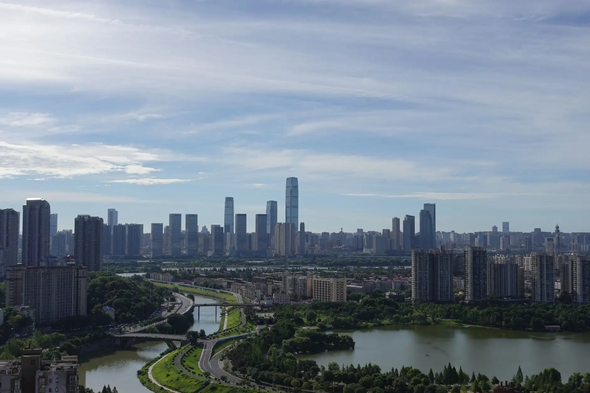铝合金玻璃隔断在商业办公空间中的设计与应用要点